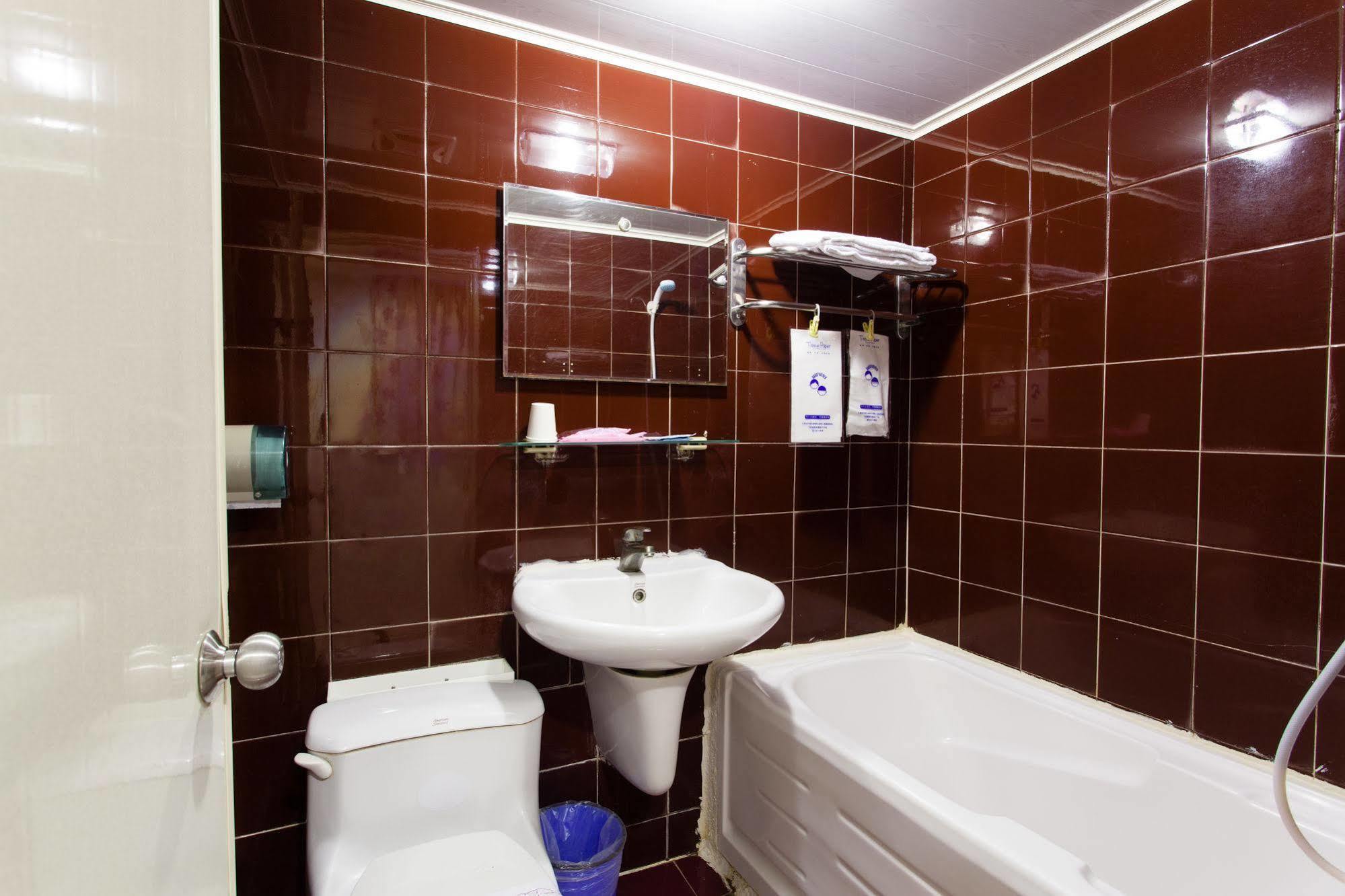 Ruei Gung Business Hotel גאושיונג מראה חיצוני תמונה